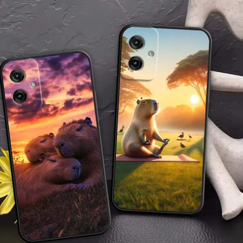 Lindo capibara dibujos animados populares para Motorola G85 Edge 50 G24 G35 G14 G04 40 G72 G34 G31 G Stylus G54 G13 G32 5G funda de teléfono negra - imagen 3