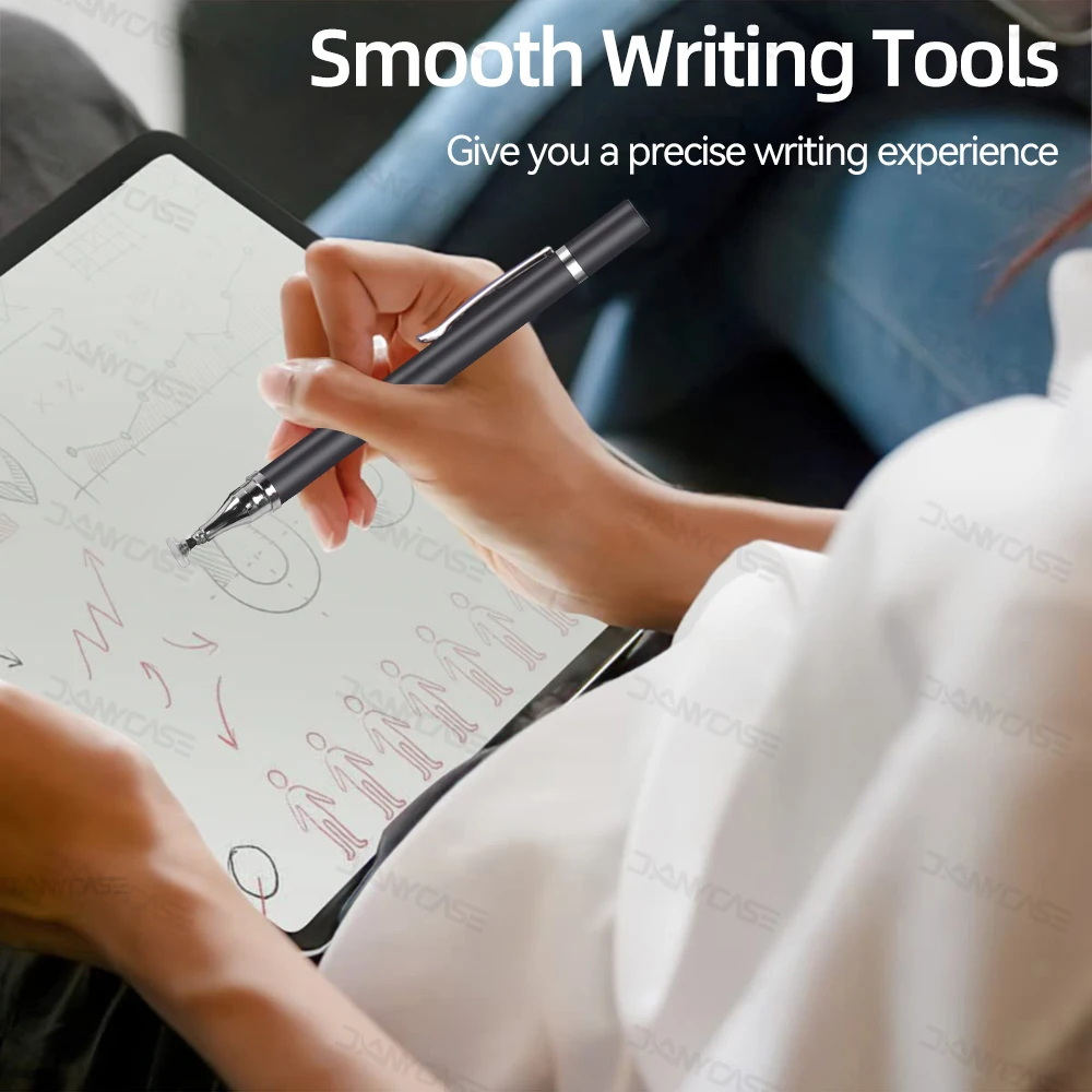 Una mujer está escribiendo en una tableta con bolígrafo