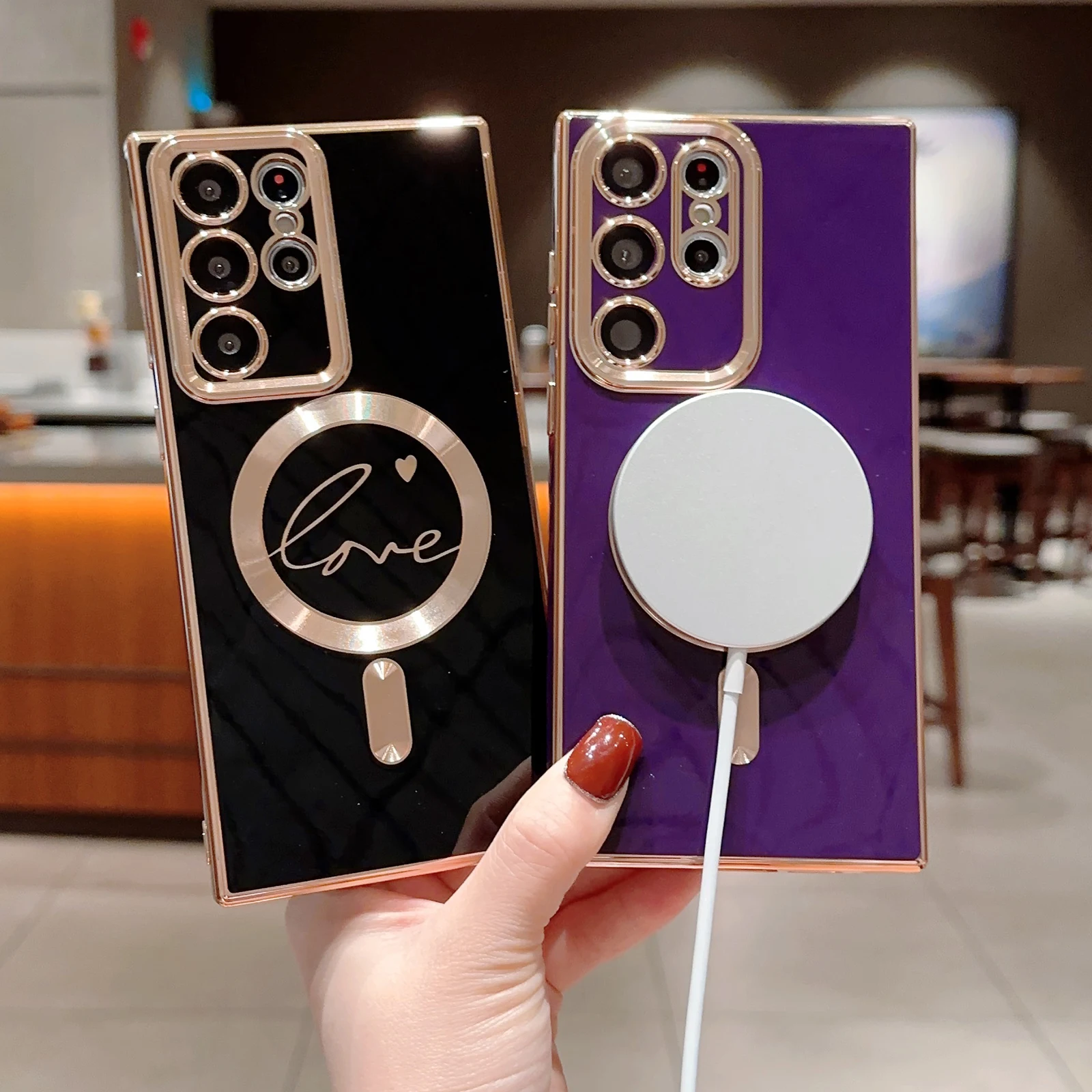 Una persona que sostiene dos teléfonos celulares uno negro y otro morado