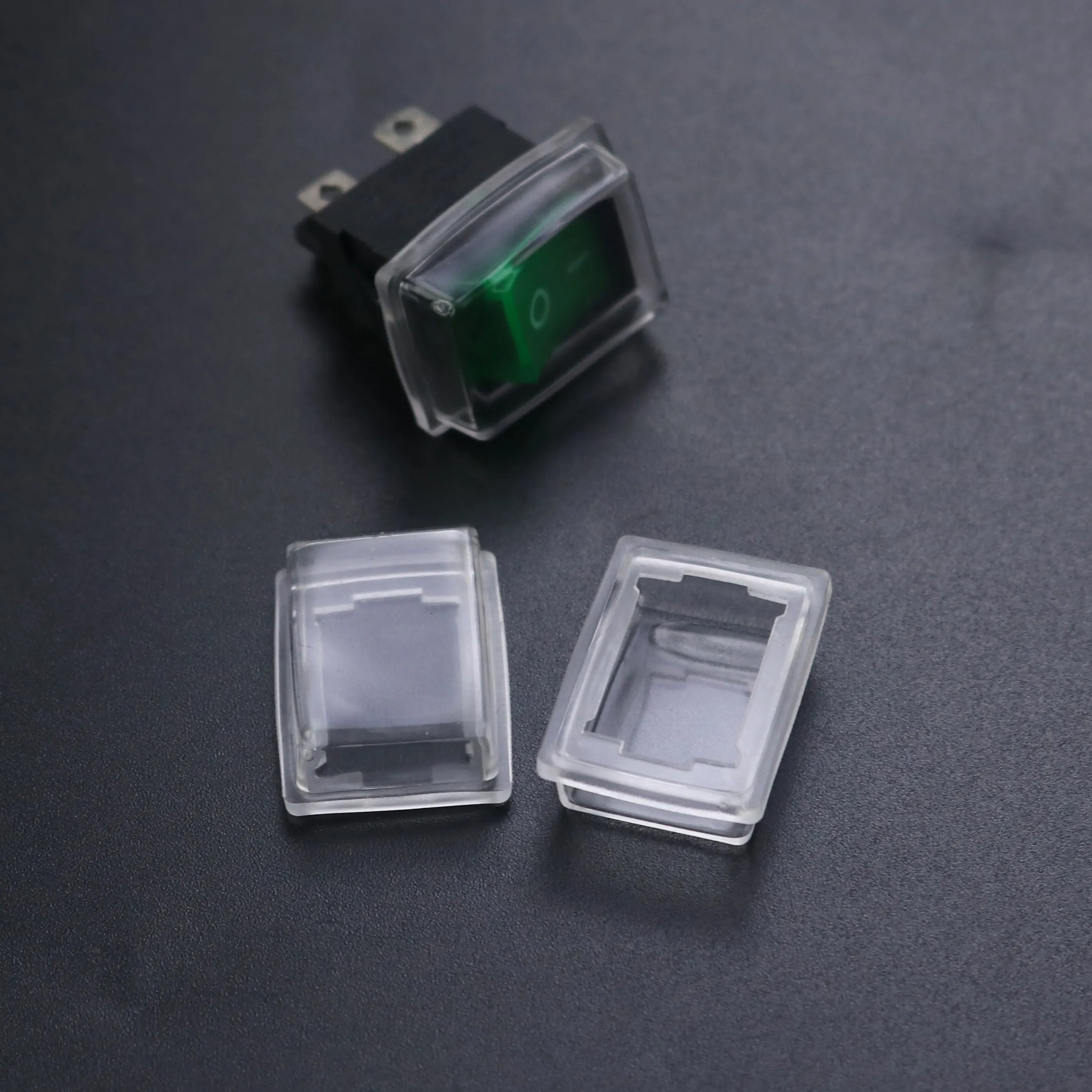 Una parte de plástico verde y transparente con un cuadrado blanco sobre él