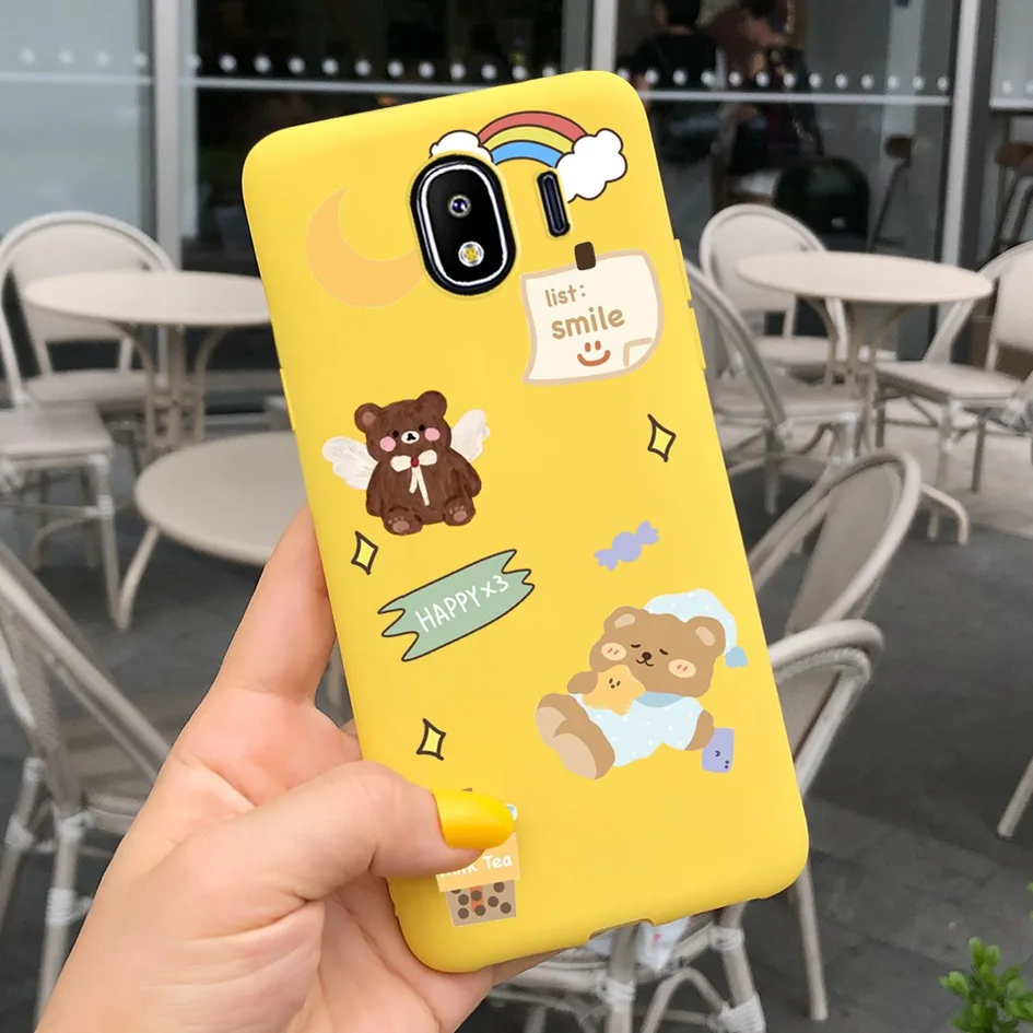 Una persona que sostiene un teléfono celular amarillo con pegatinas