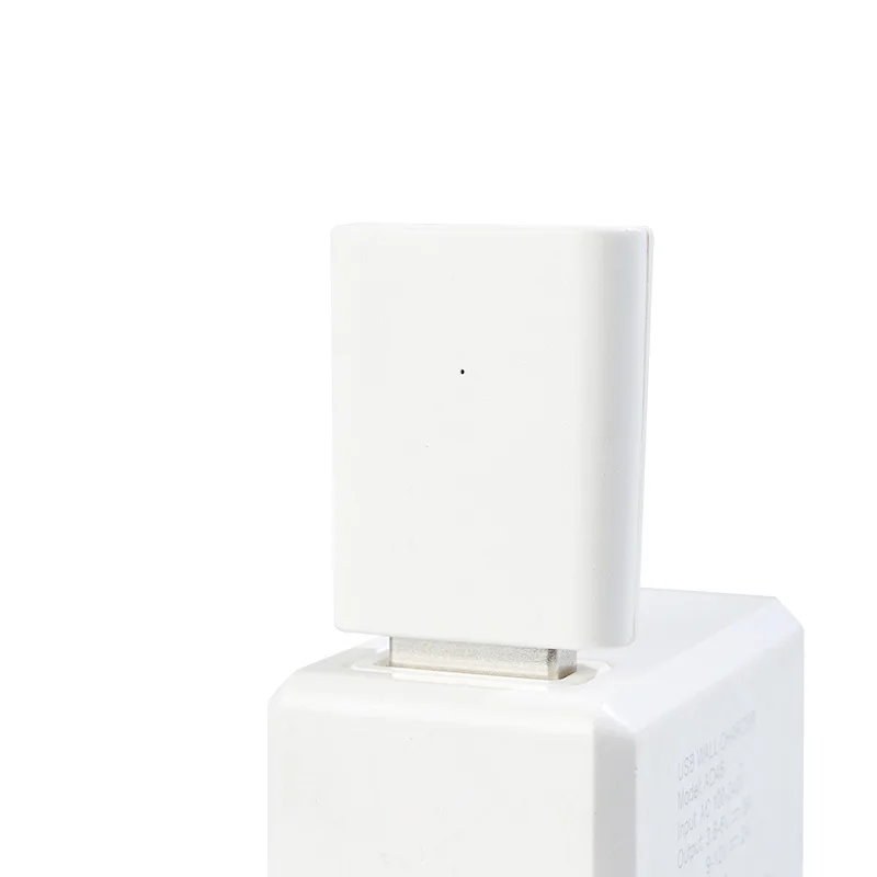 Una caja blanca con un agujero