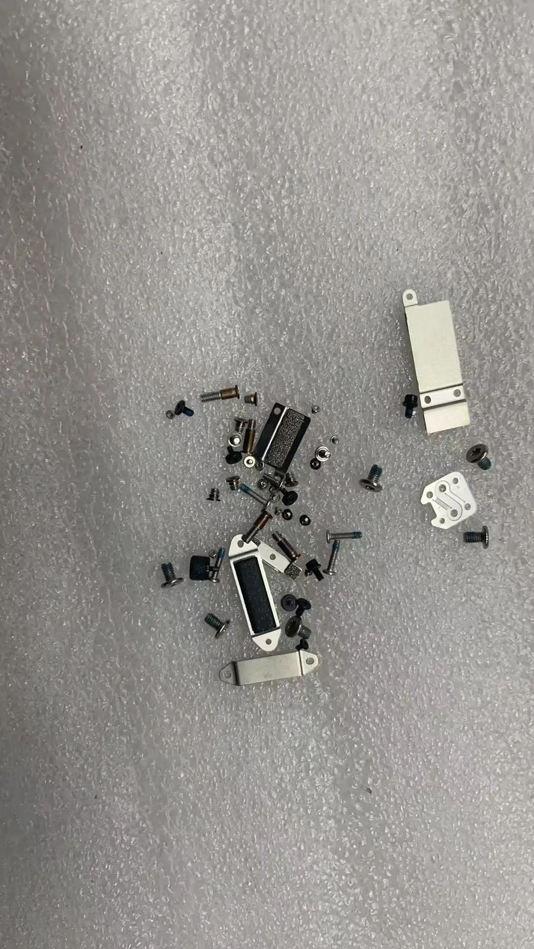 Tornillos Internos MacBook Air A1932 A2337 – Plástico y Hierro - imagen 4
