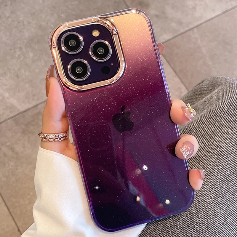 Una persona que sostiene un teléfono celular morado con un estuche que tiene una estrella