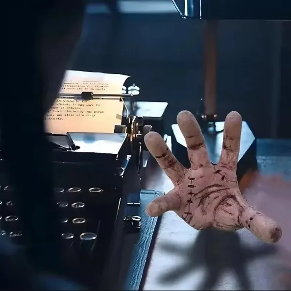 Halloween Horror miércoles cosa mano accesorios de terror manos rotas juguete estatuilla de látex decoración del hogar artesanías de escritorio accesorio de disfraz de fiesta - imagen 2