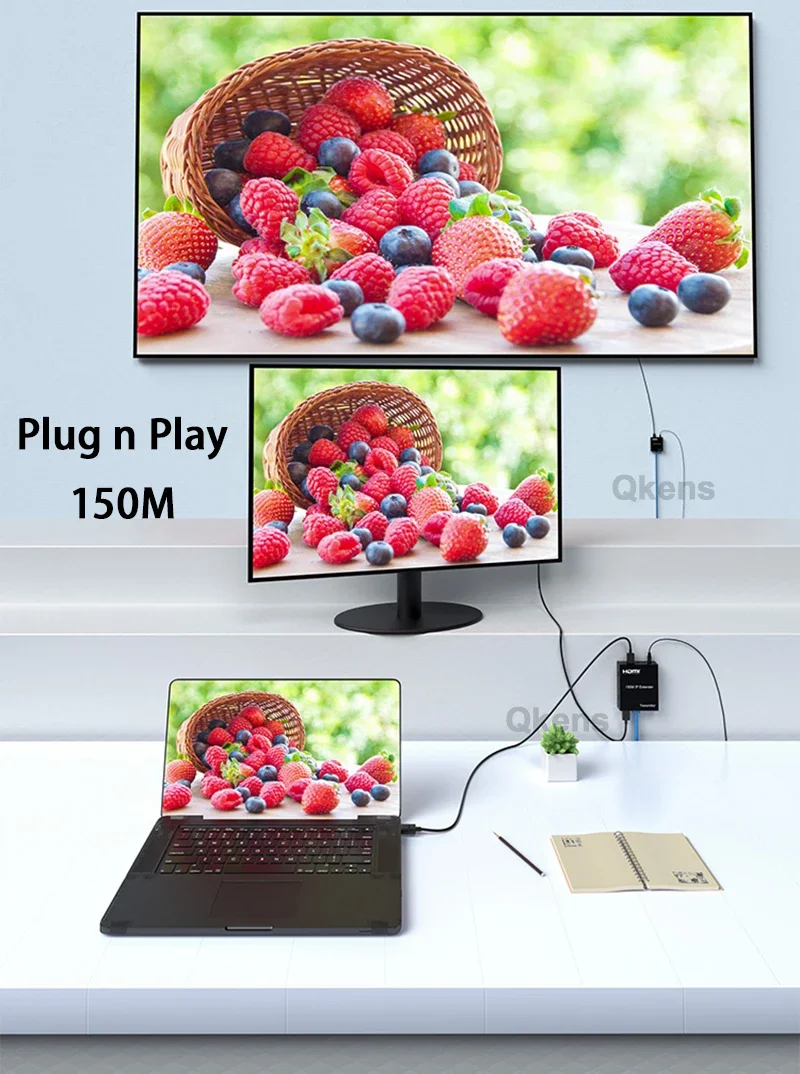Una computadora portátil está conectada a un monitor grande y una canasta de fruta.