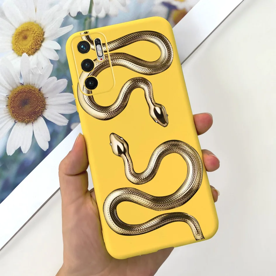Una persona que sostiene un teléfono celular amarillo con una serpiente