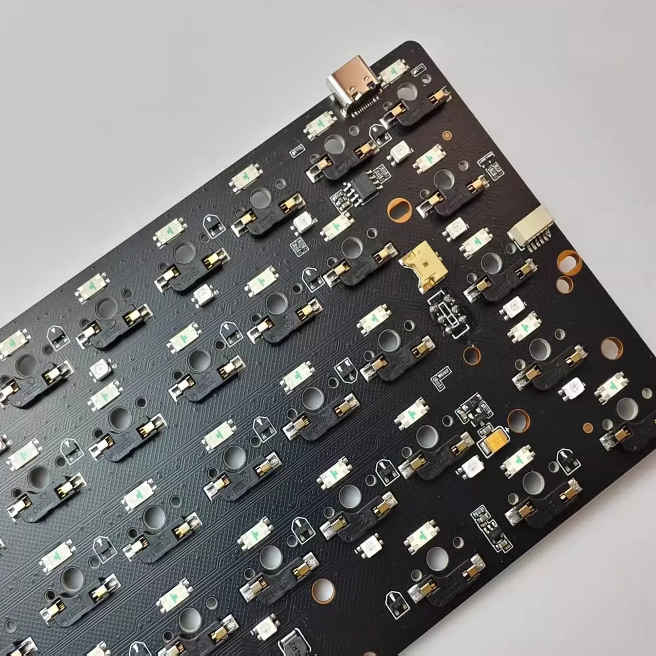 Teclado PTG64A PCB personalizado de tres modos de intercambio en caliente cambio izquierdo 64RGB accesorios de teclado de luz inferior para teclado mecánico GH60 - imagen 4
