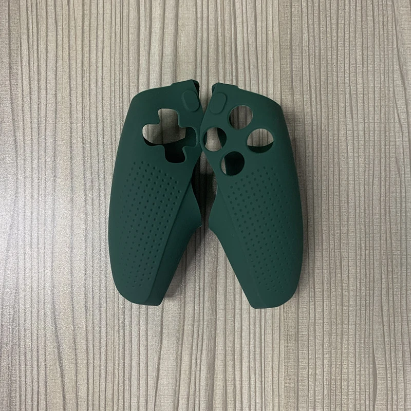 Un objeto verde con un agujero en el medio está sobre una mesa