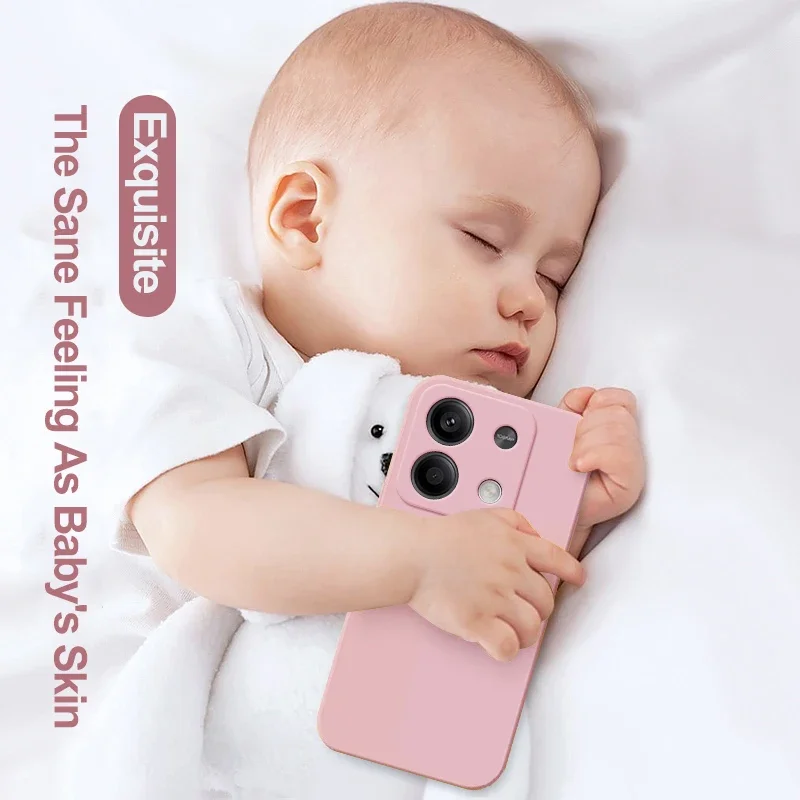 Un bebé sosteniendo un teléfono celular rosa