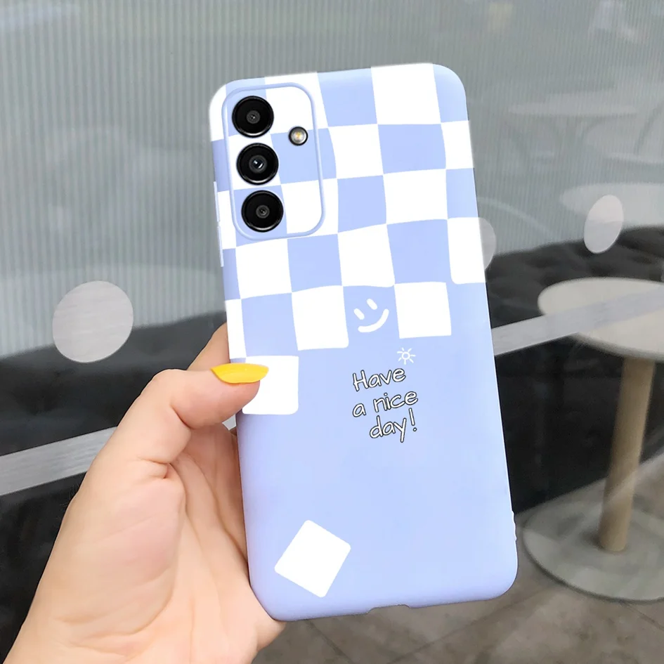 Una persona que sostiene un teléfono celular a cuadros azul y blanco