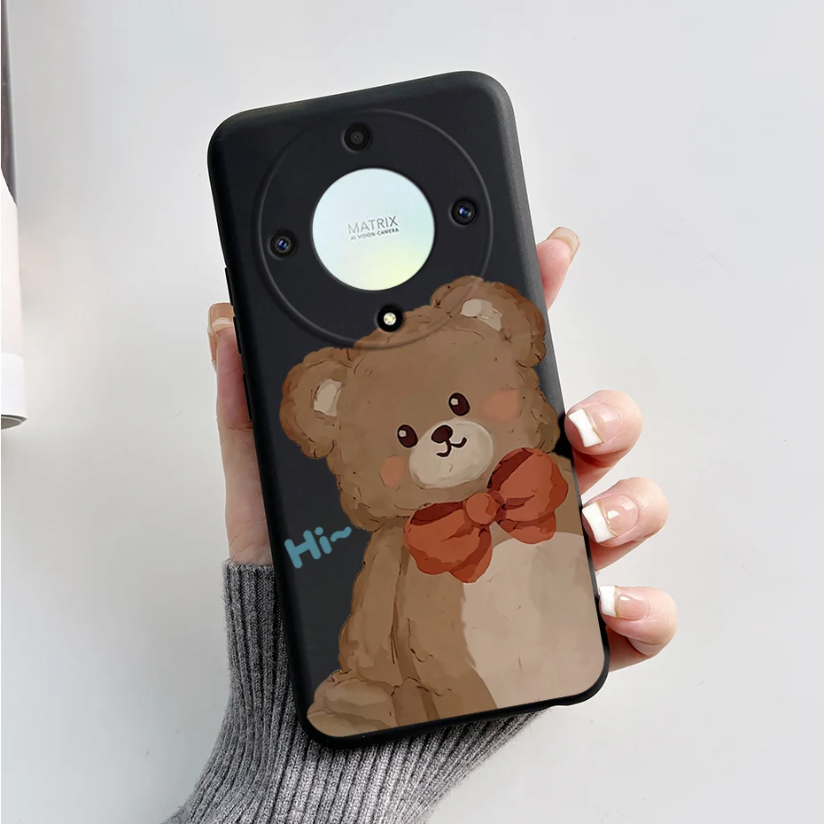 Una persona que sostiene un teléfono con un oso de peluche en el estuche