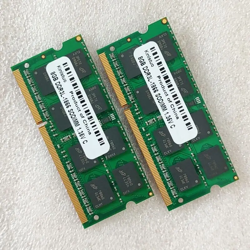 Dos tarjetas de memoria verde con etiquetas blancas