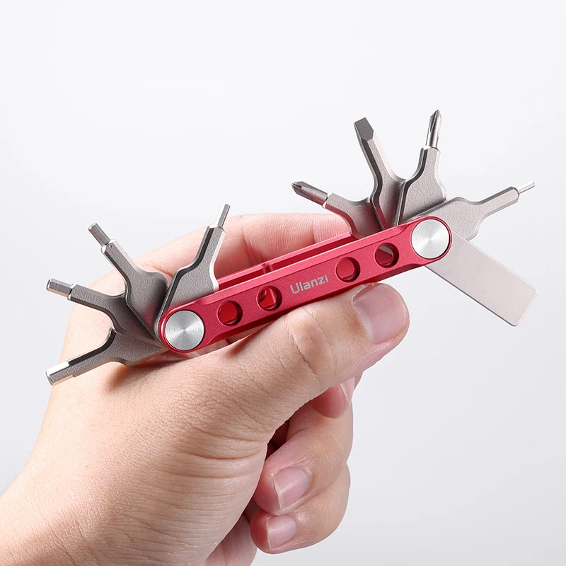 Una persona que sostiene una múltiplo rojo y plateado