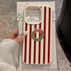 Funda iPhone Lichi Textura – Diseño Corona Navideña Rayas Rojas