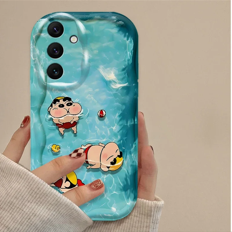 Preciosa funda Swim C-Crayon S-ShinChan para Samsung Galaxy A54 A34 A24 A14 A13 A53 A33 A73 A23 A52 A52S A32 A22 A12 A51 A71 - imagen 5
