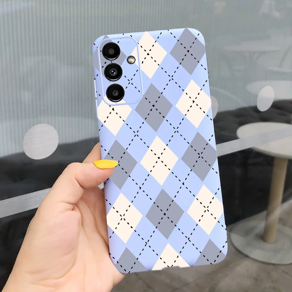 Una persona que sostiene un teléfono celular a cuadros azul y blanco