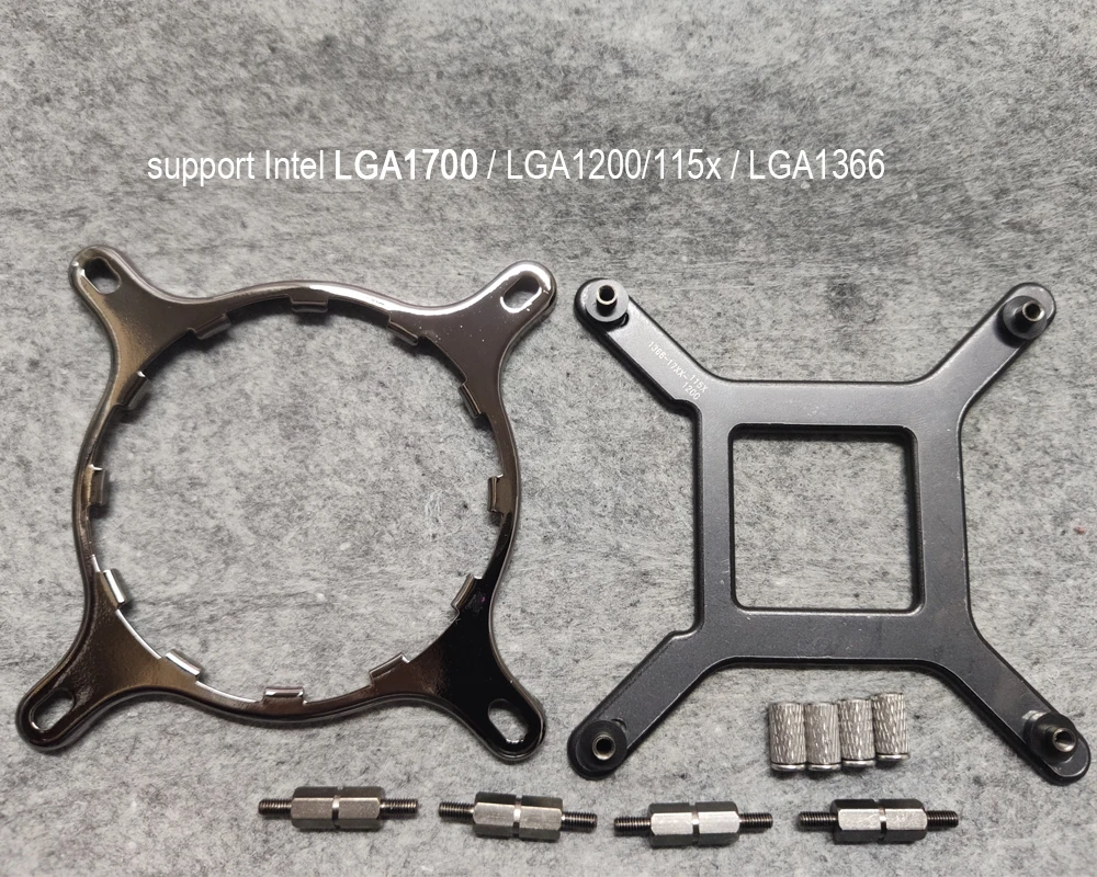 Se muestra una parte de motocicleta negra sobre un fondo gris