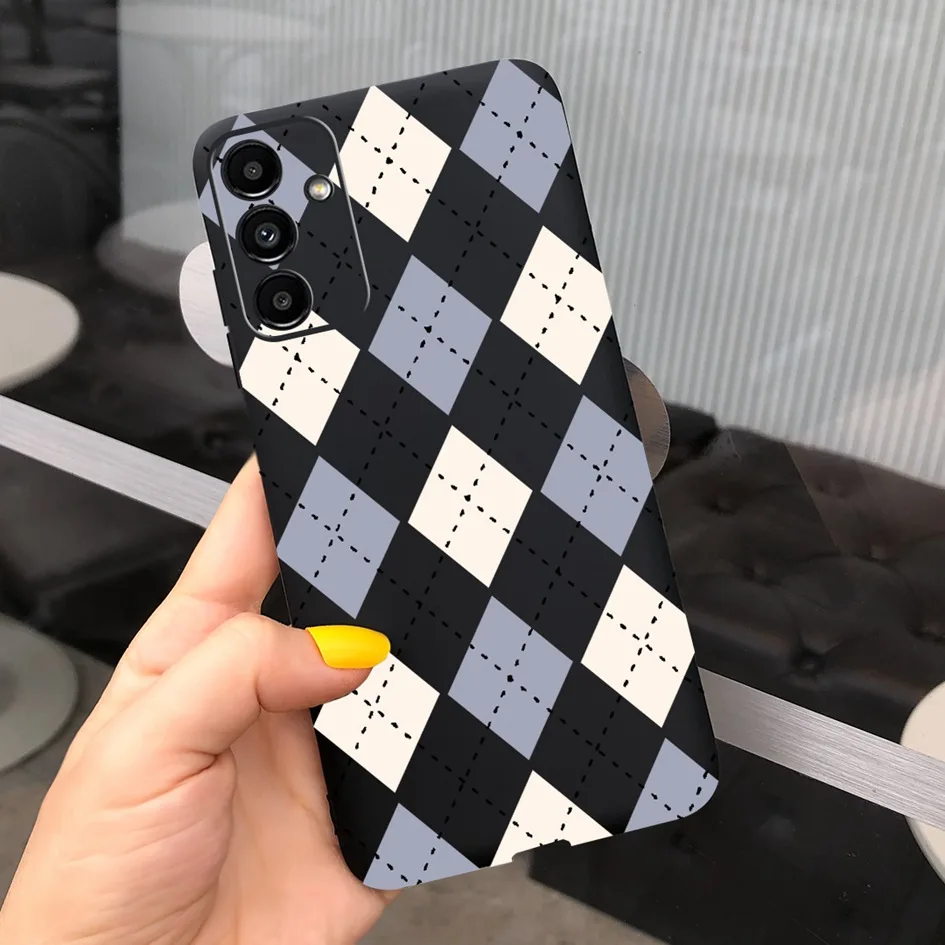 Una persona que sostiene un teléfono celular con estuche a cuadros