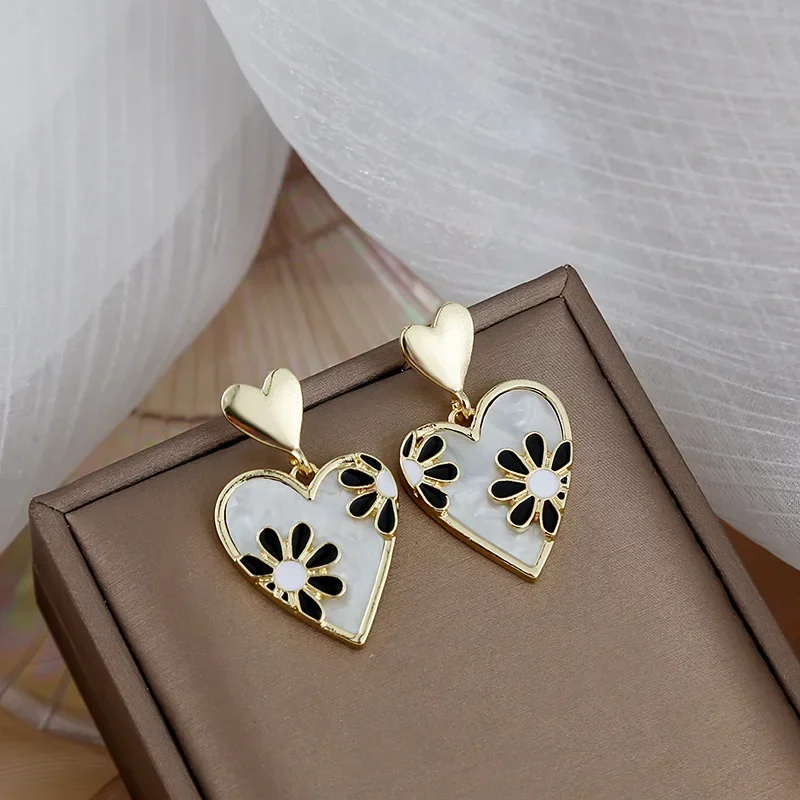 Pendientes de mujer en forma de corazón con flor Retro a la moda, pendientes esmaltados con patrón de Margarita, regalos de joyería de fiesta para mujer