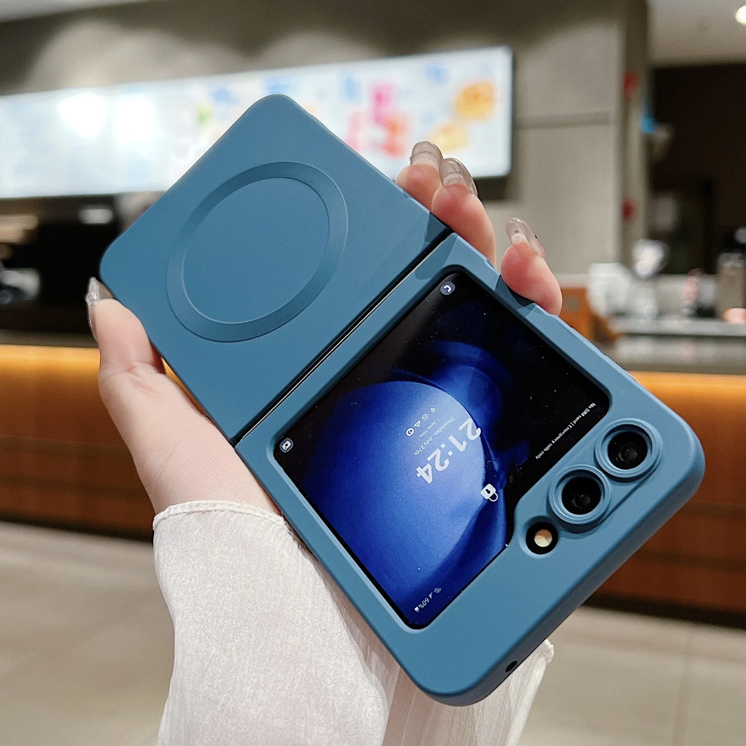 Funda magnética de silicona líquida para Samsung Galaxy Z Flip 6 5 4 3 cubierta protectora de cámara de carga inalámbrica mate Capa - imagen 2