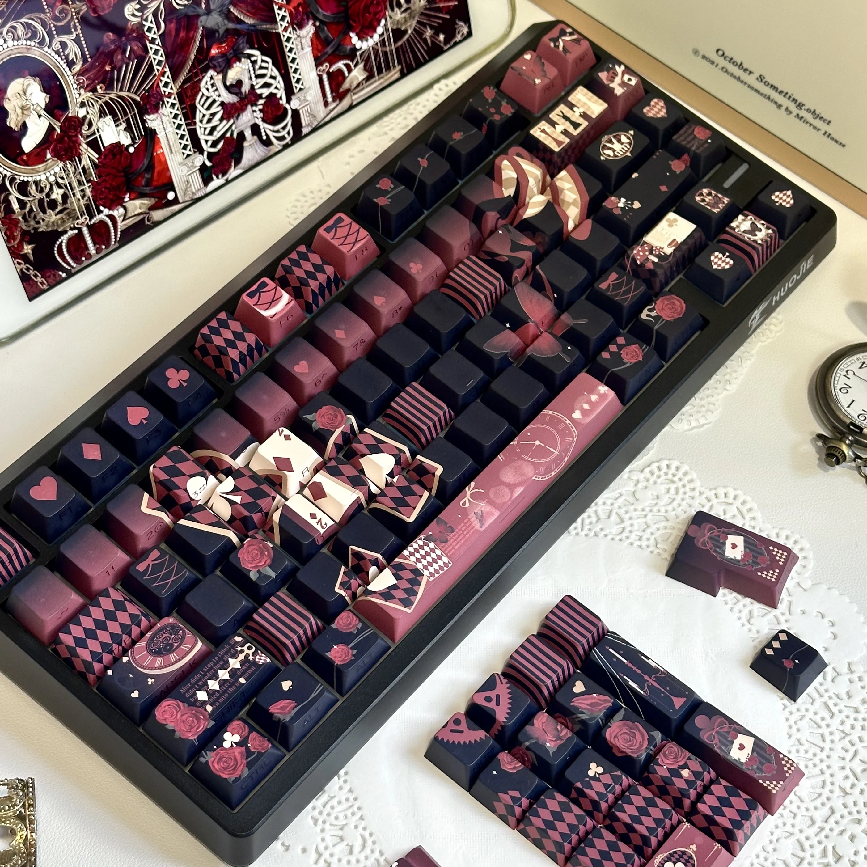 Teclas de teclado Cherry Pbt con un tema de Alice perdida oscura con retroiluminación impresa lateralmente 130 teclas