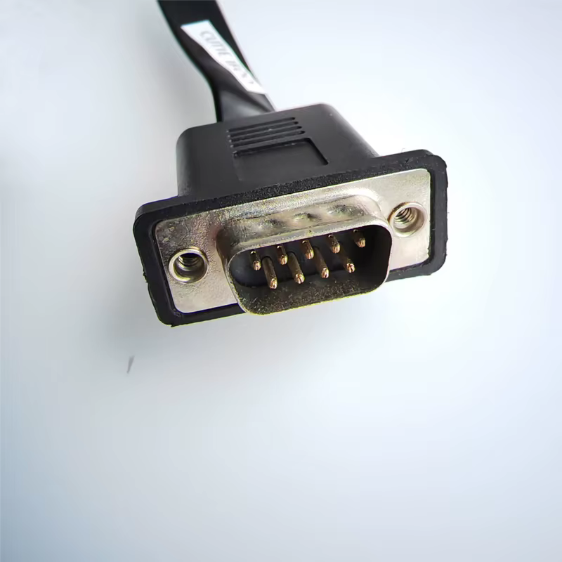Detalle del conector interno de 15 pines y el cable de conexión