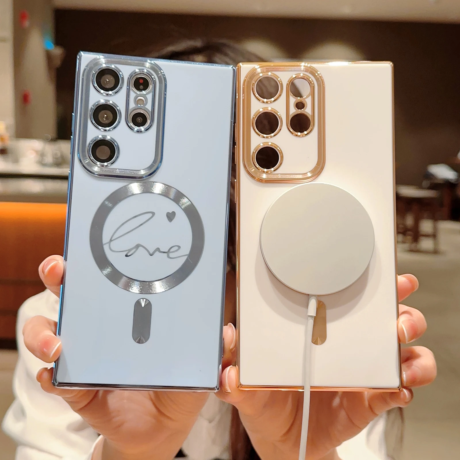 Una persona que sostiene dos teléfonos celulares uno de los cuales es blanco y el otro es azul