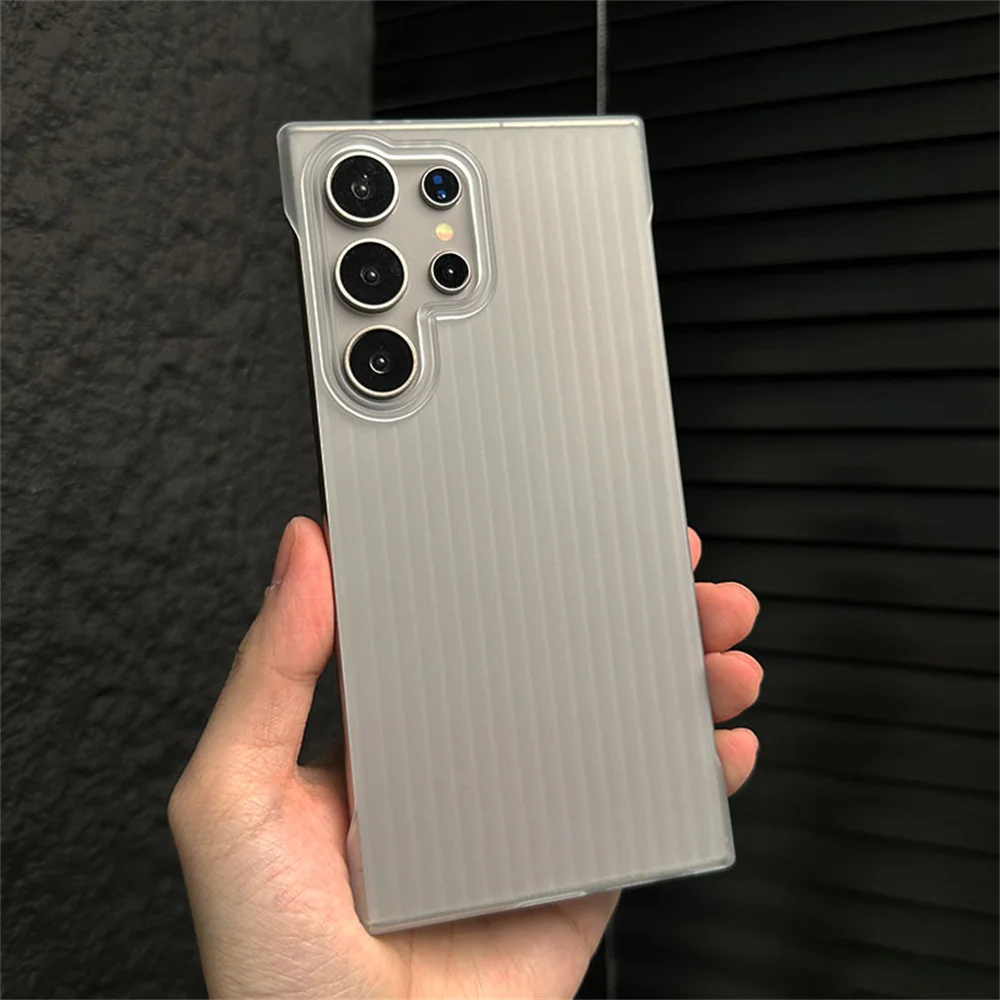 Funda de teléfono sin marco corrugada ultrafina para Samsung S24 S22 S23 funda trasera sin bordes reforzada con esquinas a rayas Ultra moda