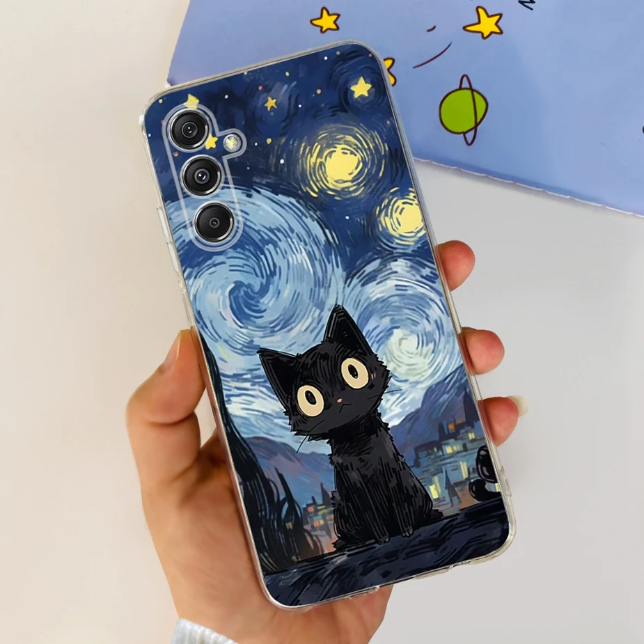 Una persona que sostiene un teléfono celular con un gato negro en la pantalla