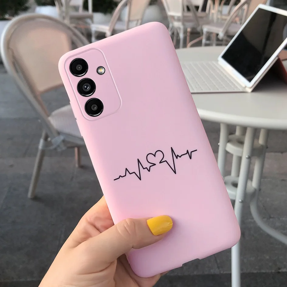 Un teléfono celular rosa con un diseño de latido