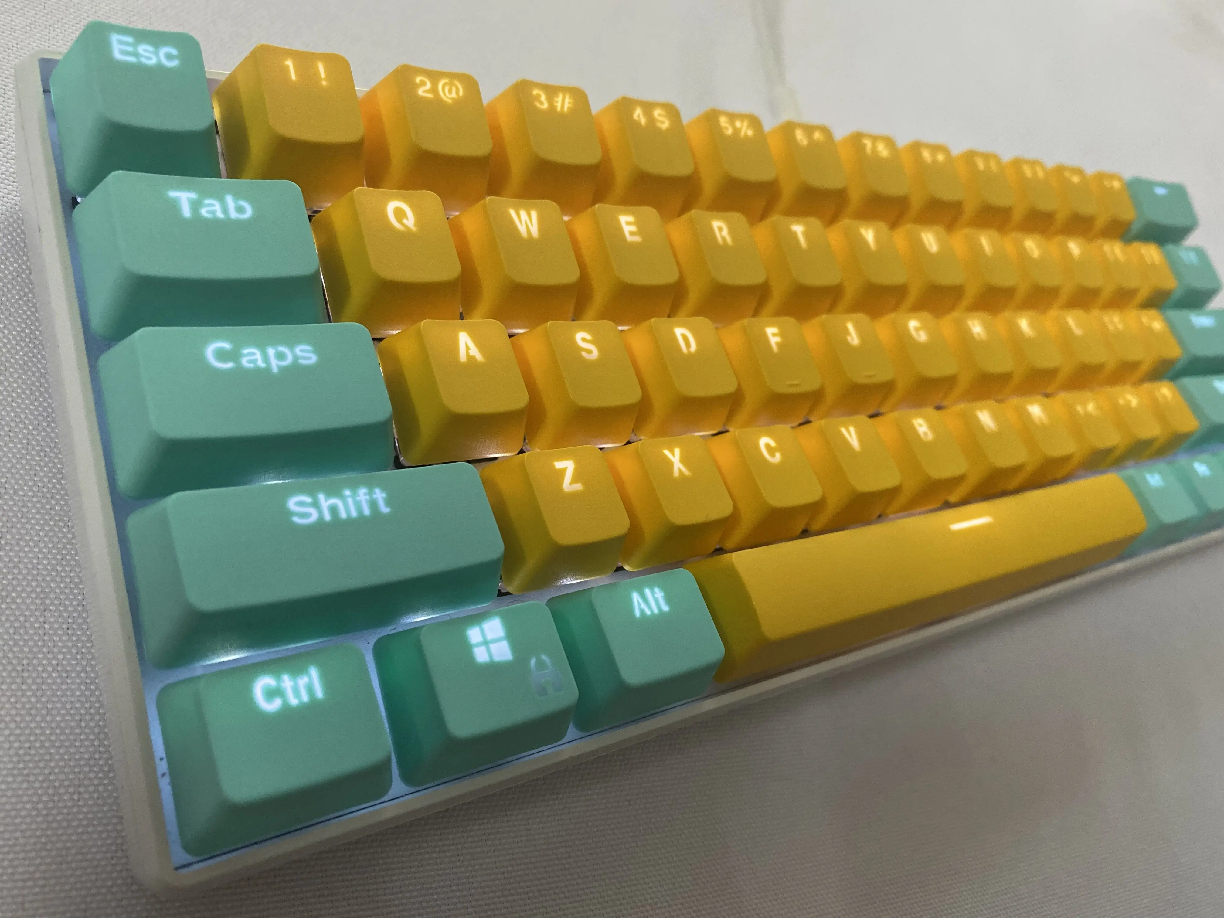 (Solo teclas vendidas) Amarillo cian RK 61 Teclas Material PBT OEM Altura retroiluminada de dos colores para teclado mecánico Cherry MX Switch - imagen 4