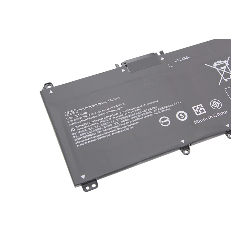 Una batería gris con una etiqueta de advertencia