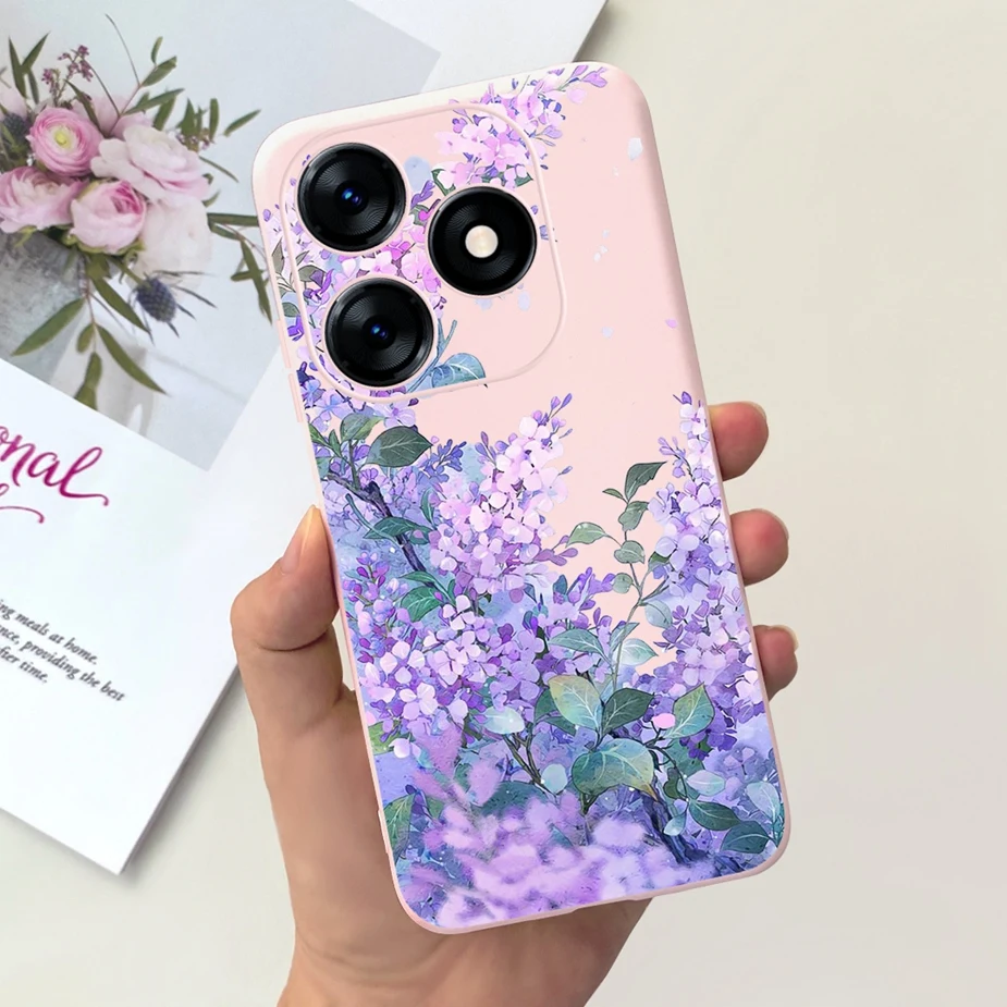 Una persona que sostiene un teléfono celular rosa con un diseño de flores