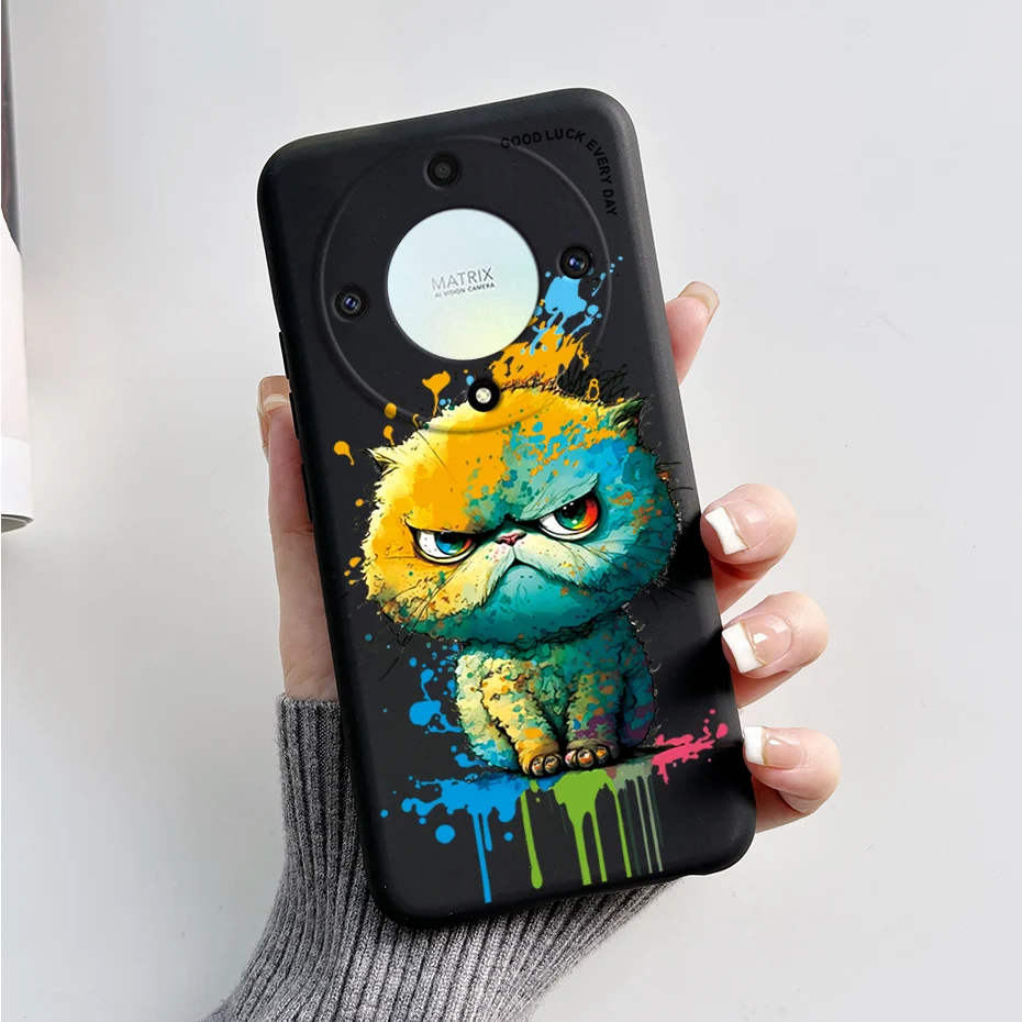 Una persona que sostiene un teléfono celular con un gato en la parte posterior