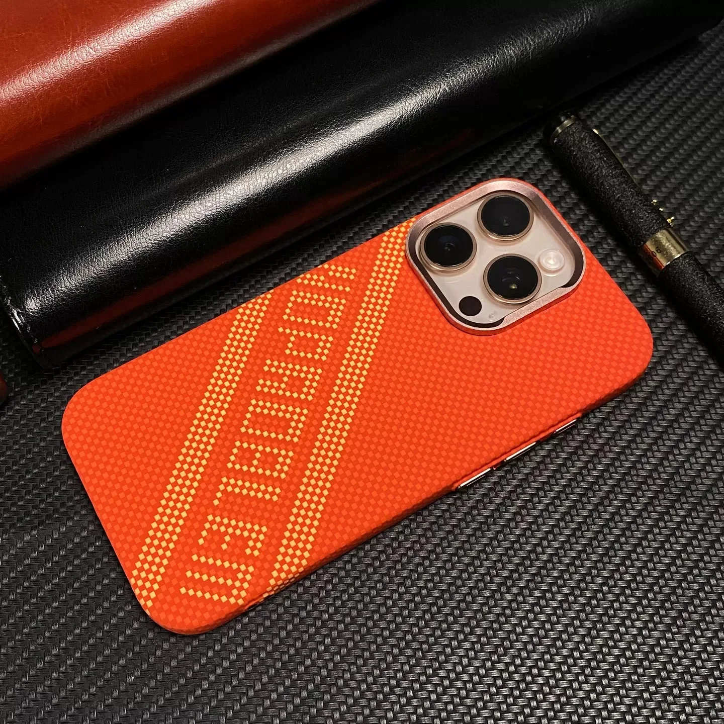 Para iPhone 17 16 15 Pro Max textura en relieve de fibra de carbono funda Magsafe carga inalámbrica magnética protección de lente de Metal cubierta dura - imagen 4