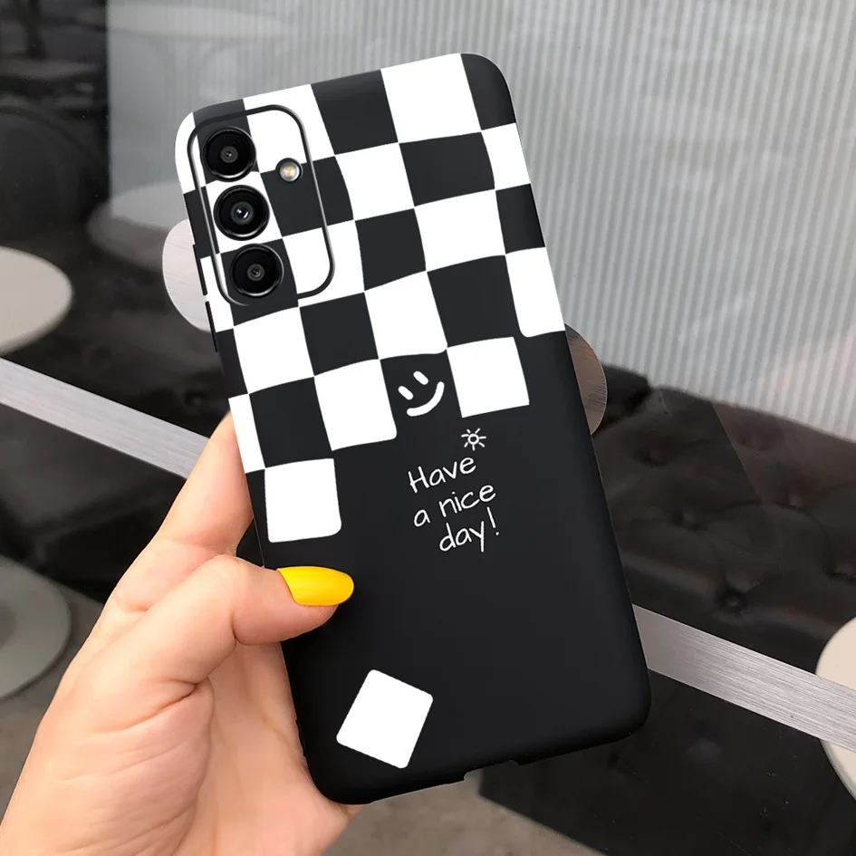 Una persona que sostiene un teléfono celular en blanco y negro con un patrón a cuadros