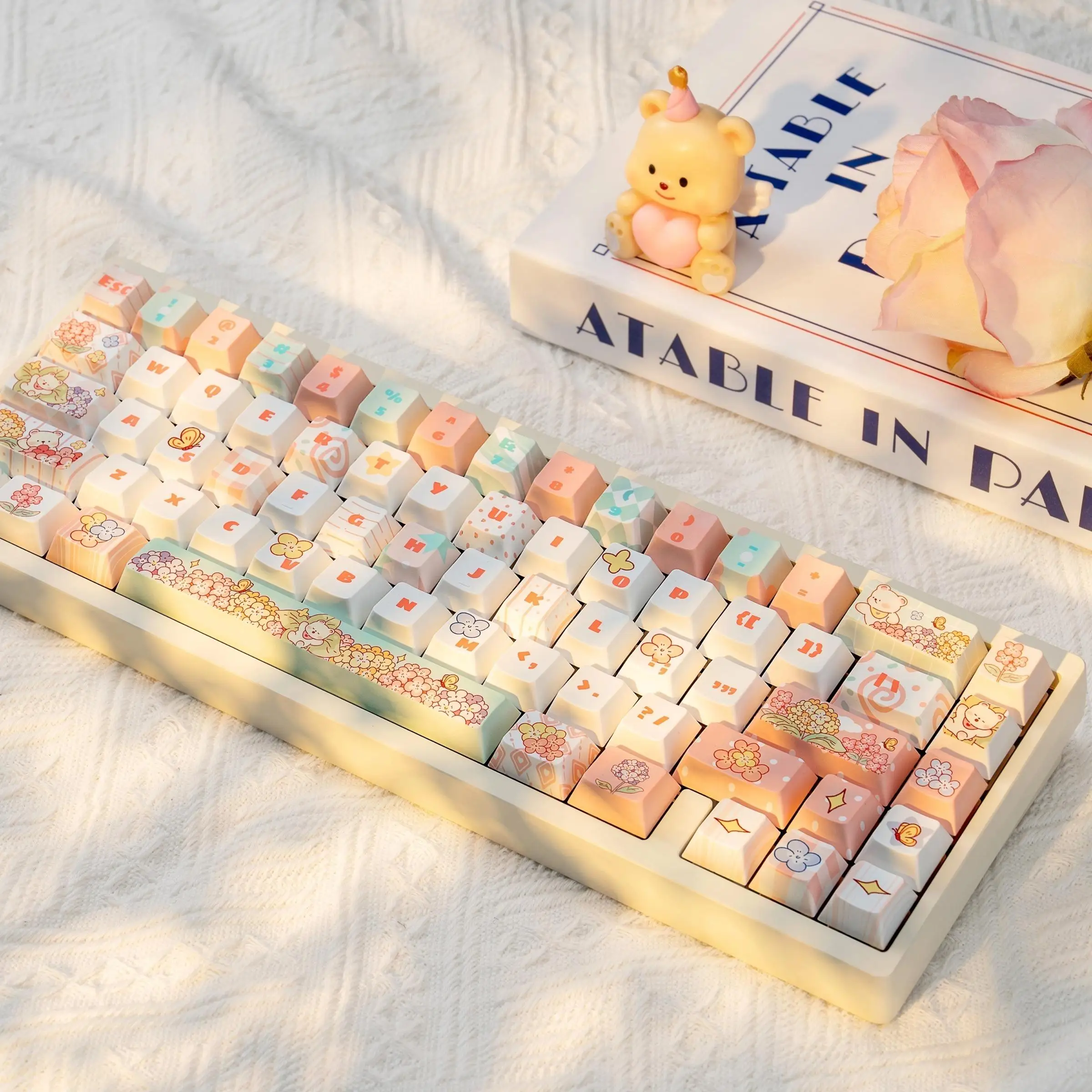 Juego de teclas de osito blanco, teclas de cereza de sublimación térmica PBT originales, tapas de teclado coloridas de oso de flores pequeñas y frescas - imagen 2