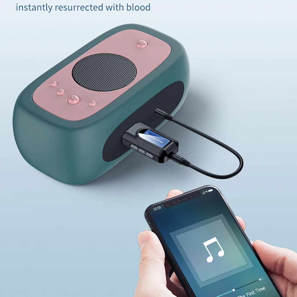 Una persona que sostiene un teléfono celular y un dispositivo que está conectado al teléfono