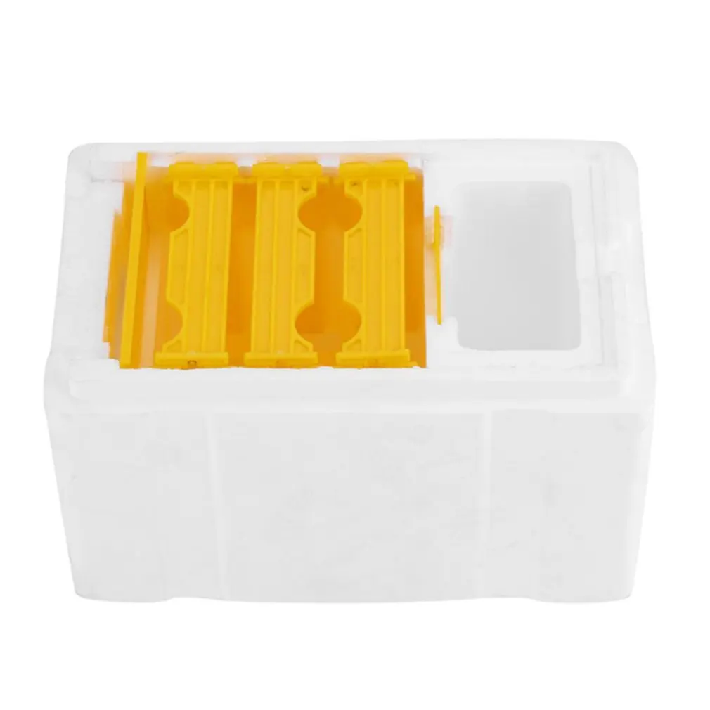 Una caja blanca con una pieza amarilla adentro