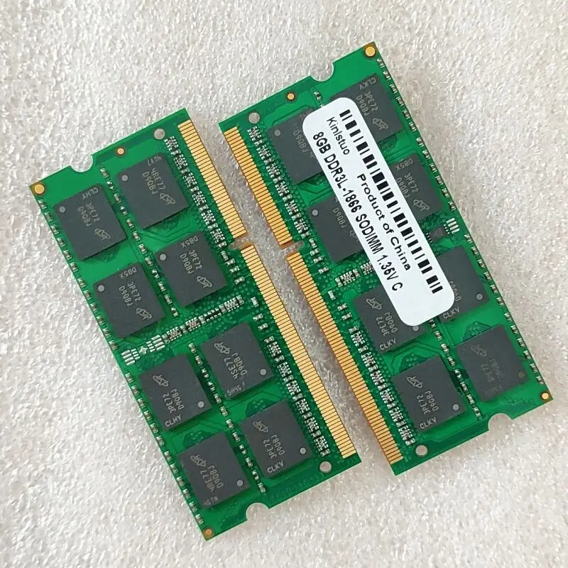 Dos tarjetas de memoria verde con etiquetas blancas