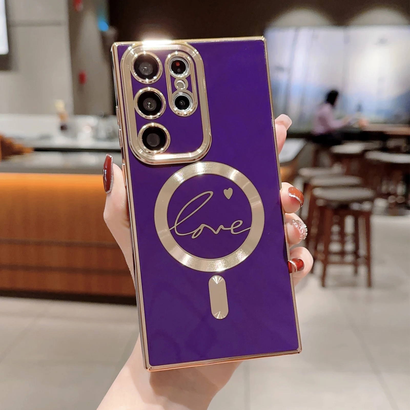Una persona que sostiene un teléfono celular morado con la palabra amor