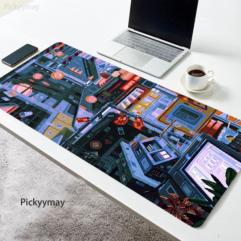 Una computadora portátil se sienta en una mesa al lado de una taza de café y una almohadilla de ratón