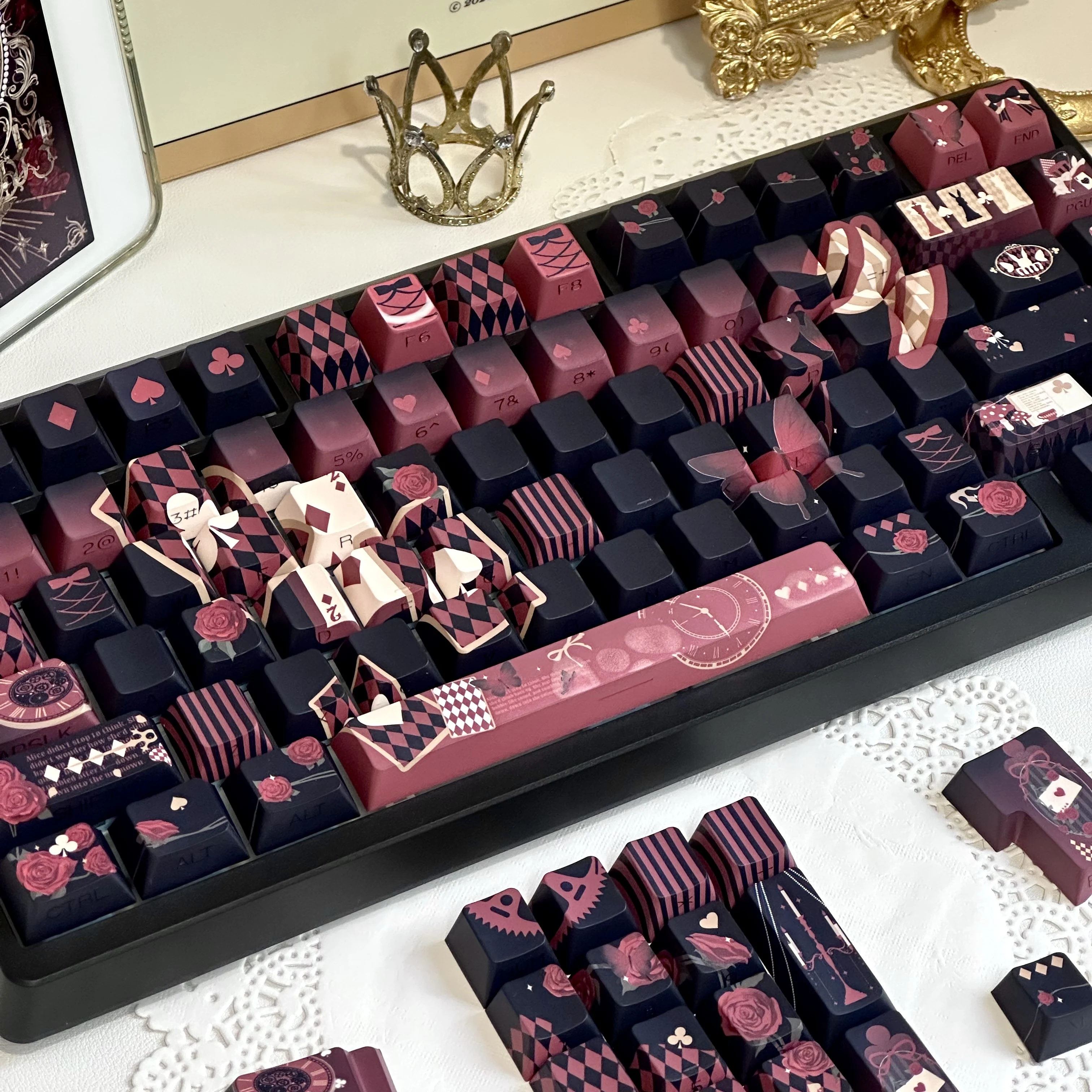 Teclas de teclado Cherry Pbt con un tema de Alice perdida oscura con retroiluminación impresa lateralmente 130 teclas - imagen 4