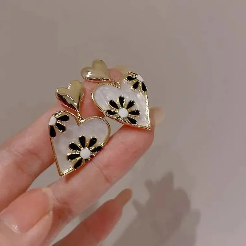 Pendientes de mujer en forma de corazón con flor Retro a la moda, pendientes esmaltados con patrón de Margarita, regalos de joyería de fiesta para mujer - imagen 2