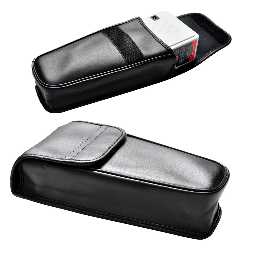 Una caja de cuero negro con un objeto blanco y rojo en el interior