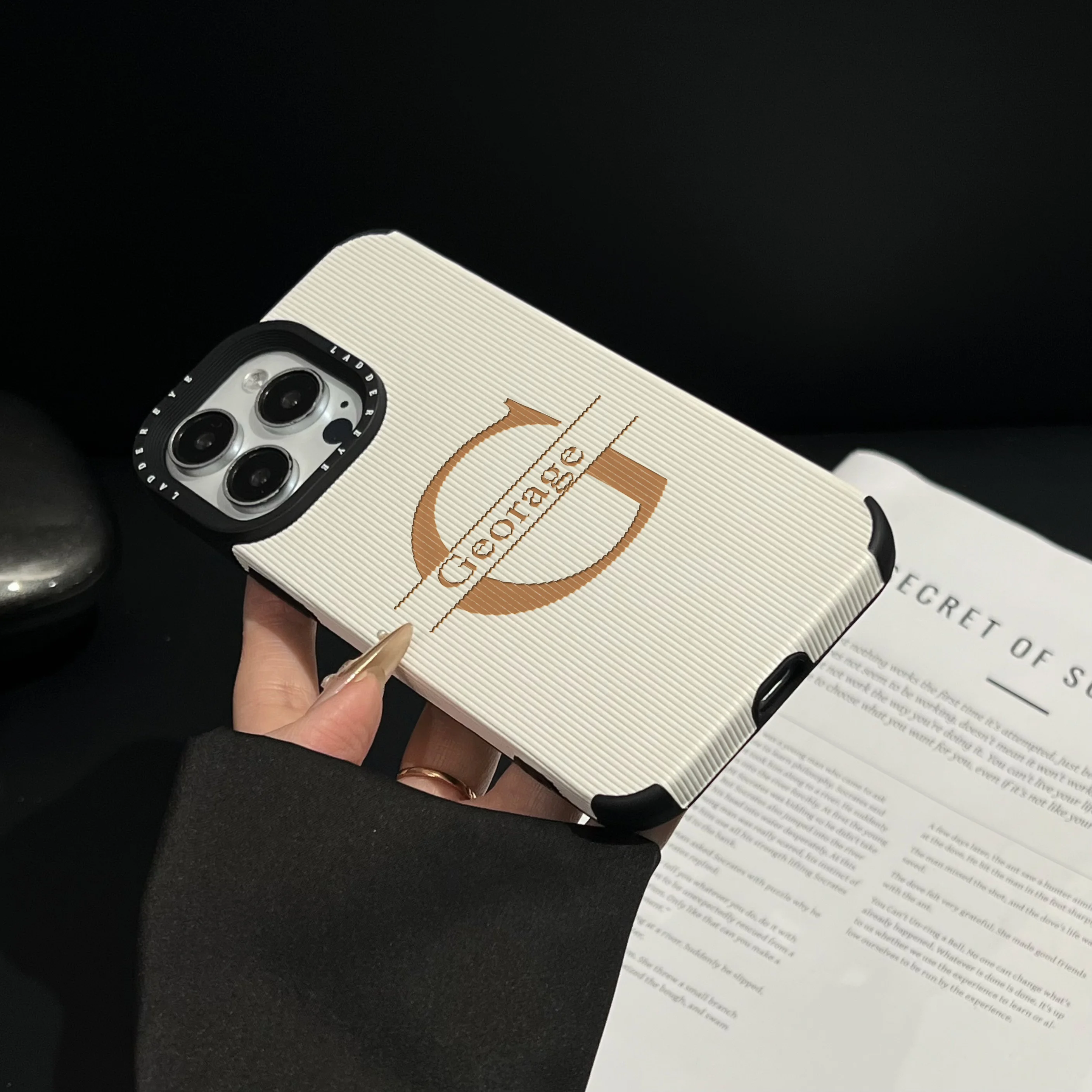 Funda personalizada con nombre y letras para iPhone 11, 12, 13, 14, 15 16 Pro Max Plus, cubierta de rayas verticales con grabado láser de lujo - imagen 4