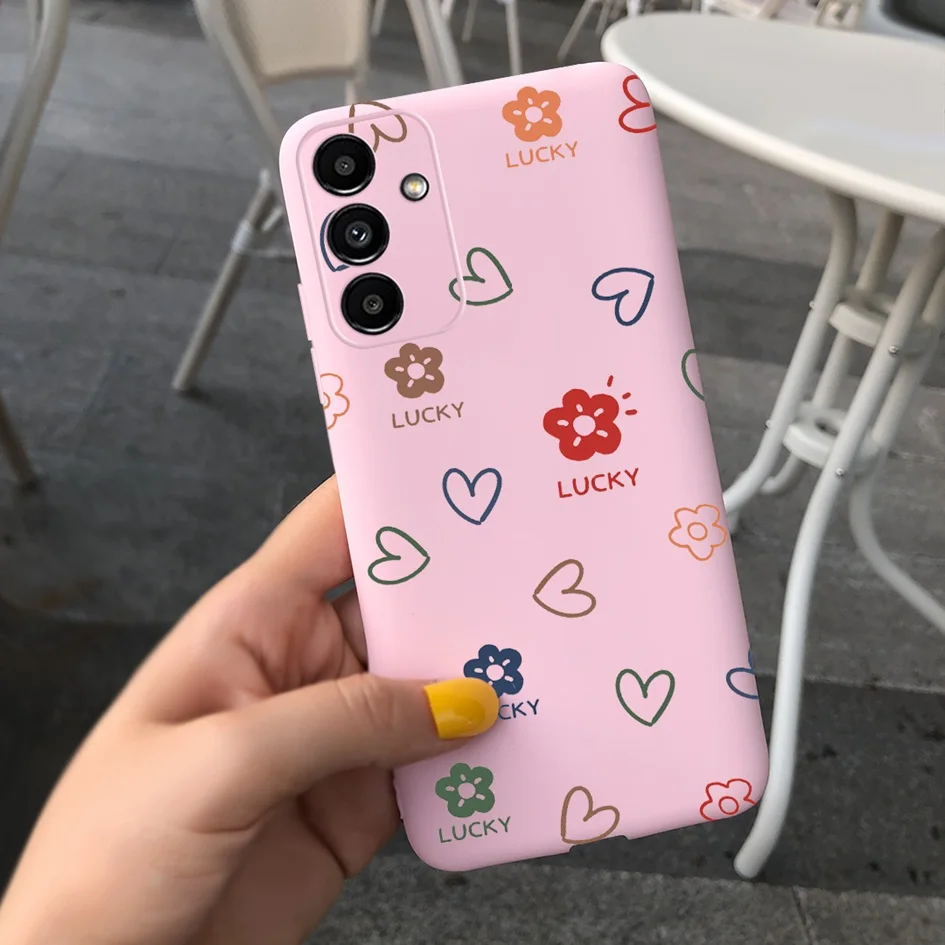 Un teléfono celular rosa con corazones