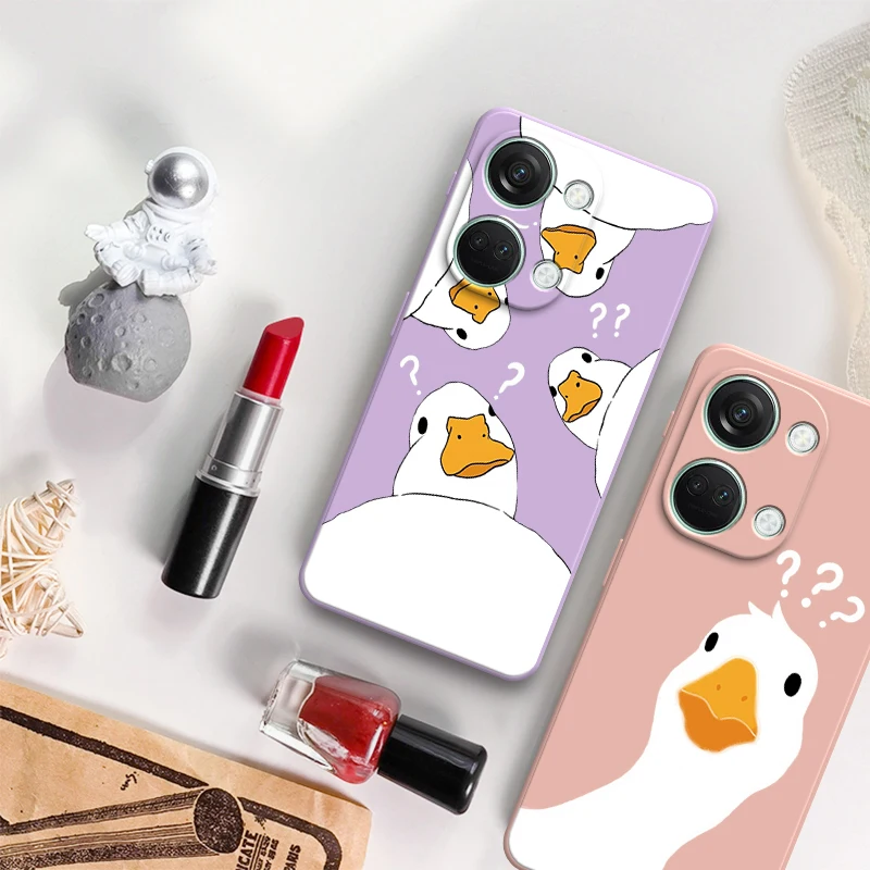 Una caja de teléfono celular morado con patos