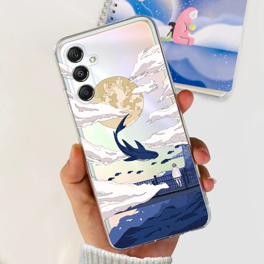 Una persona que sostiene un teléfono con un estuche azul y blanco